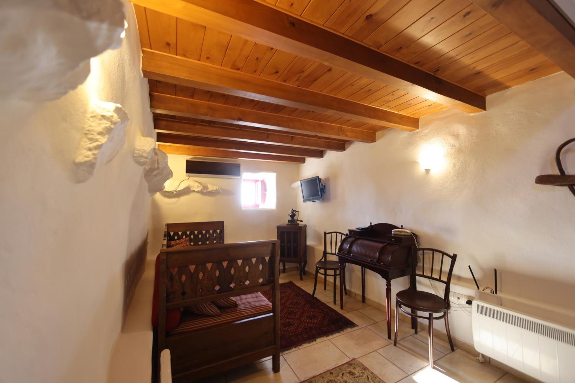 Lithos Stone Suites Areopoli Room photo